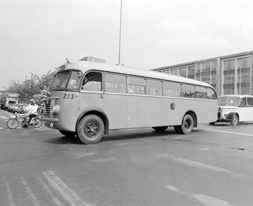 883701 Afbeelding van de optocht met historische autobussen en trams op het Moreelseviaduct te Utrecht ter gelegenheid ...